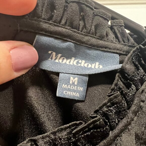 Modcloth Top Women's Medium Short Sleeve with Buttoned Back in Black - Picture 4 of 5